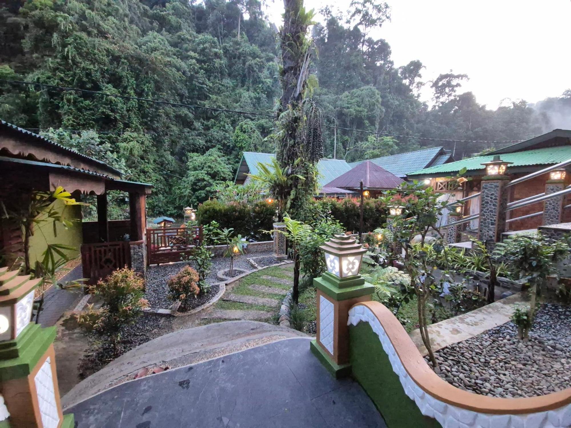 Sam'S Bungalows And Treks Bukit Lawang Exterior foto